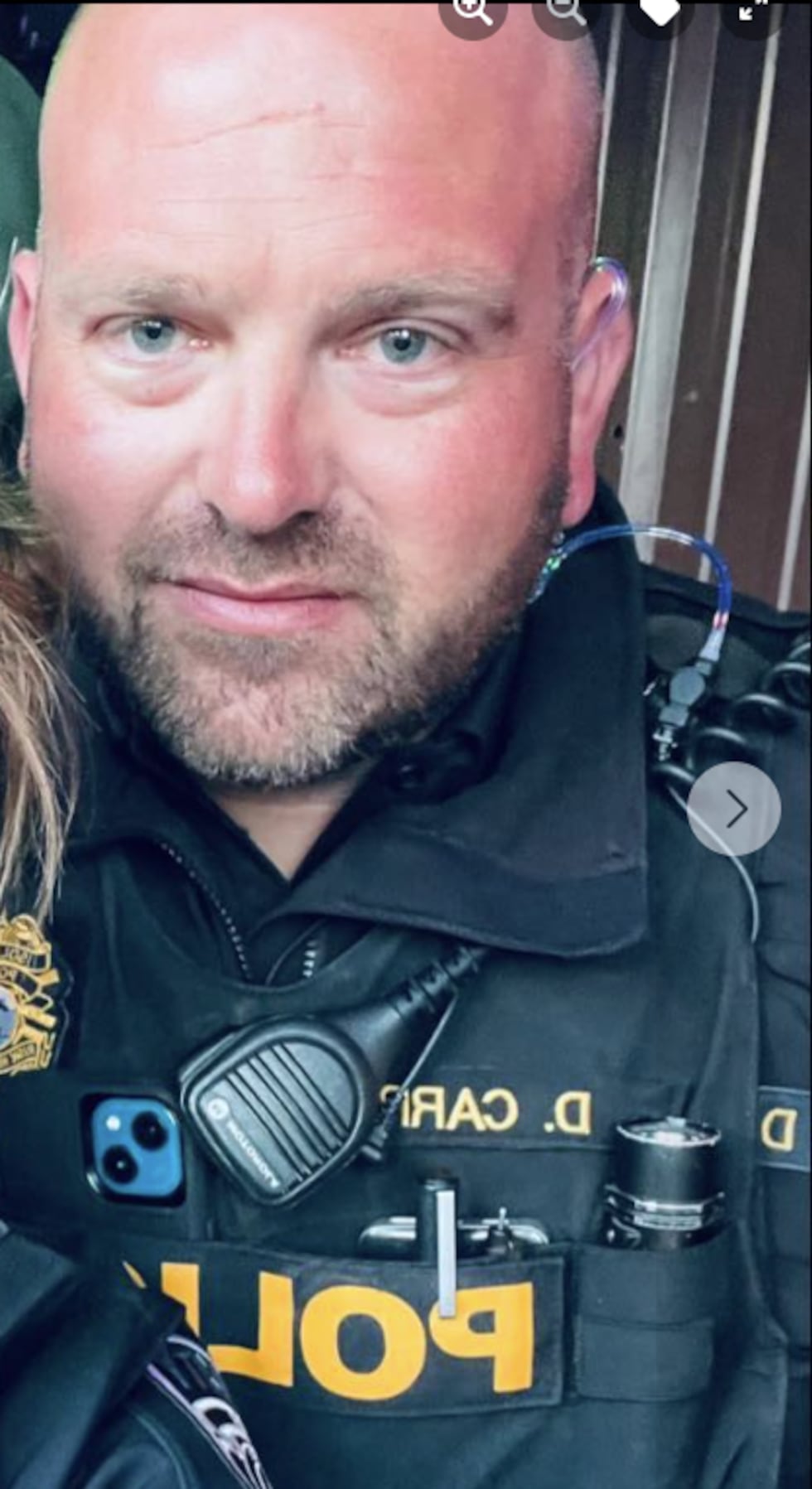 Carr posted on Facebook picture of himself wearing Solaren badge and "police" vest, although...