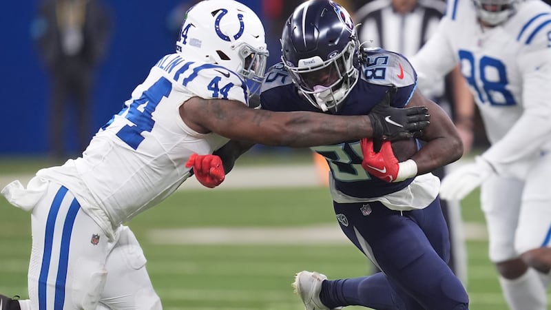 Tennessee Titans tight end Chig Okonkwo (85) runs past Indianapolis Colts linebacker Zaire...