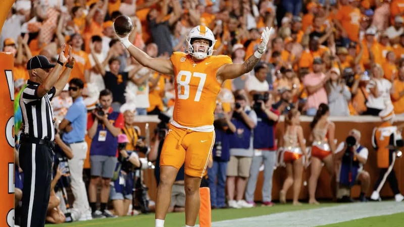 Tight end Miles Kitselman #87 of the Tennessee Volunteers during the game between the Kent...