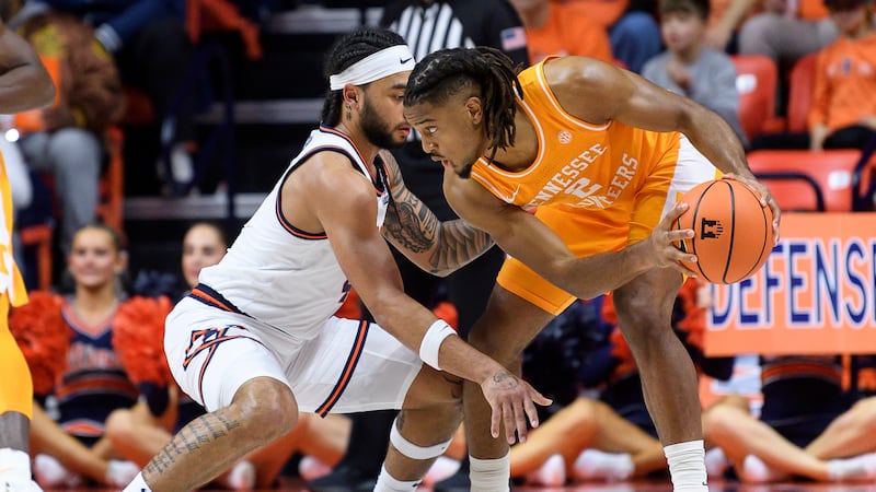 Illinois' Kylan Boswell guards Tennessee's Chaz Lanier during the first half of an NCAA...