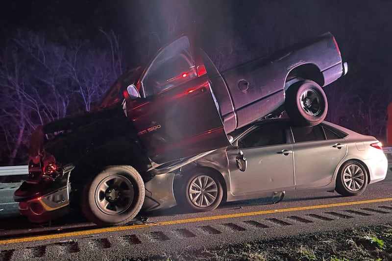 One lane on I-40 West blocked after 4-vehicle crash in Smith County